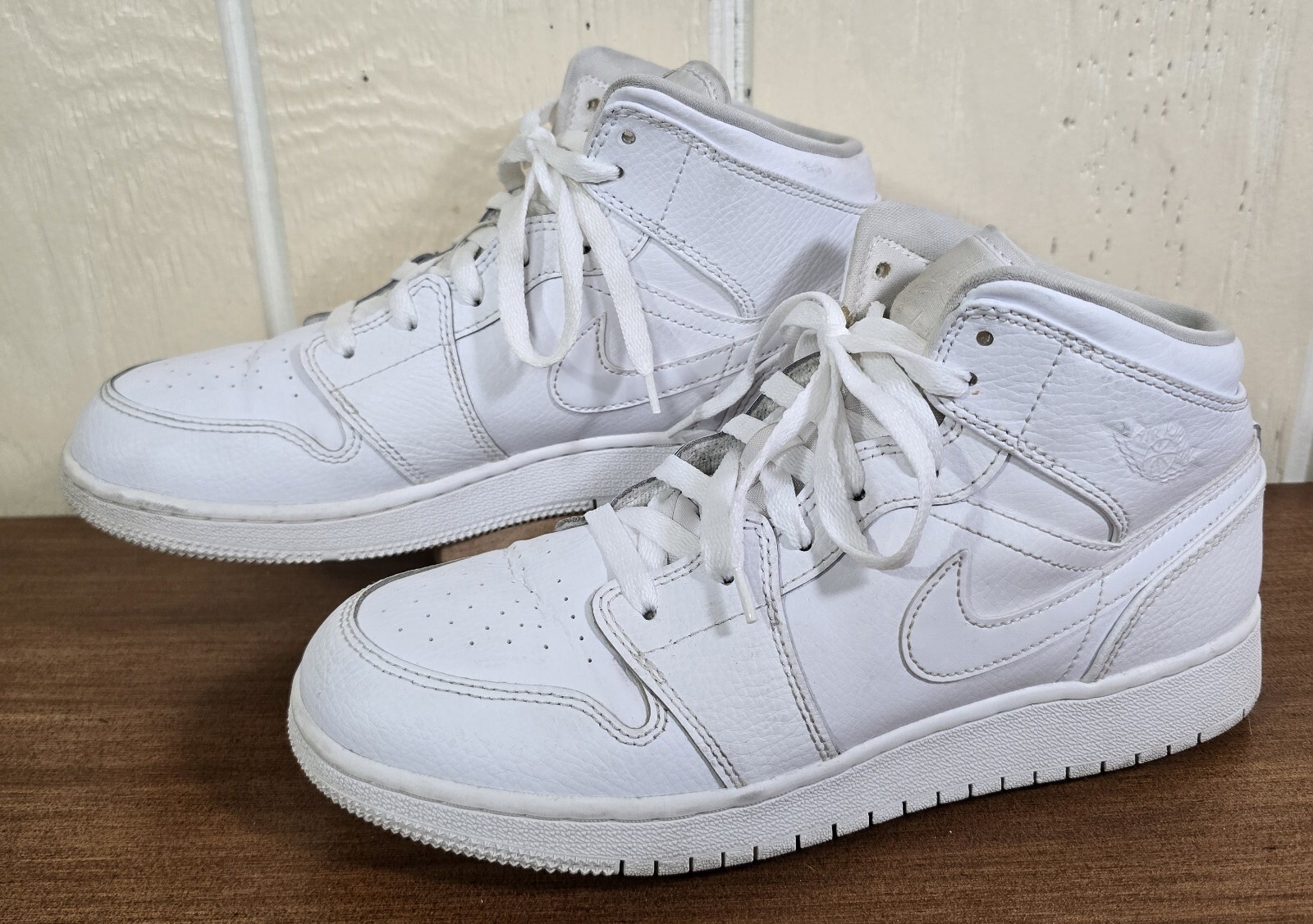Nike Air Jordan 1 Triple White Mid Rise Youth US Sz 7Y Athletic Shoes