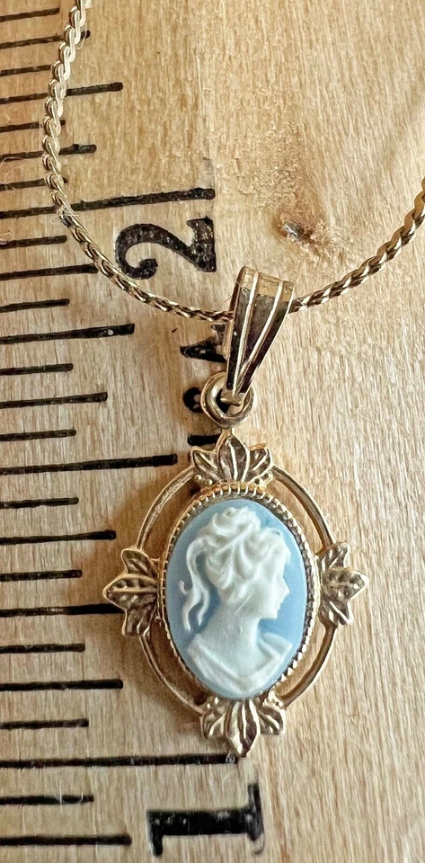 Essence Child Youth Plastic Cameo Earring Set In Box - Image 3 of 4