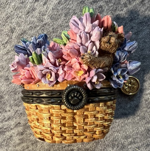 Boyds Bears Cumpleaños Tesoro Caja Beary Julio 392206 Larkspur & Water Lily Cesta - Imagen 3 de 8