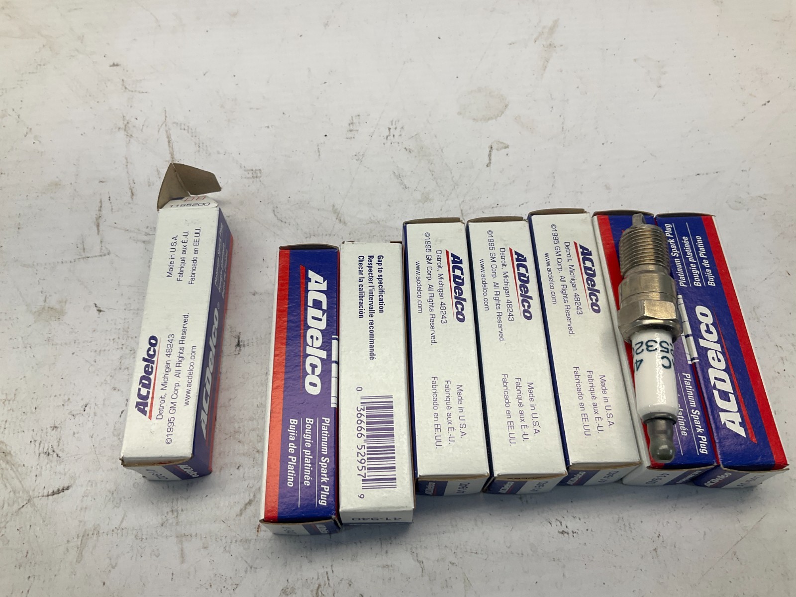 8 Platinum Spark Plugs GM ACDelco 41-940 Set of 8 T