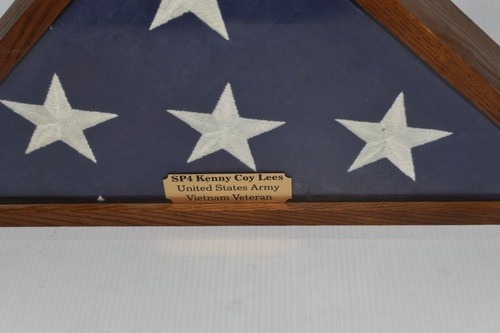 US ARMY VIETNAM VETERAN SP4 KENNY COY LEES MEMORIAL FLAG IN VITRINE (ACS47) - Bild 2 von 4