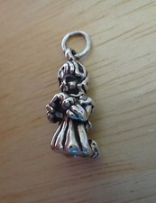 Dije de confirmación de comunión niña rezando arrodillada 3D 19x9 mm plata esterlina