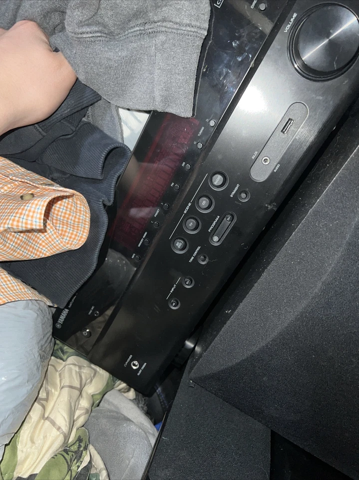 Sistema de altavoces de canal de sonido envolvente Yamaha NS-SW40 + RXV379 5.1 cine en casa Foto 2 de 2