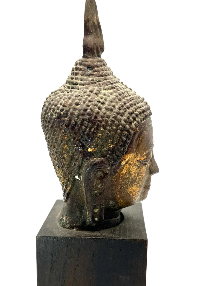 Escultura de cabeça de Buda do sudeste asiático bronze fundido dos anos 1950–60 em suporte de madeira - Imagem 4 de 4