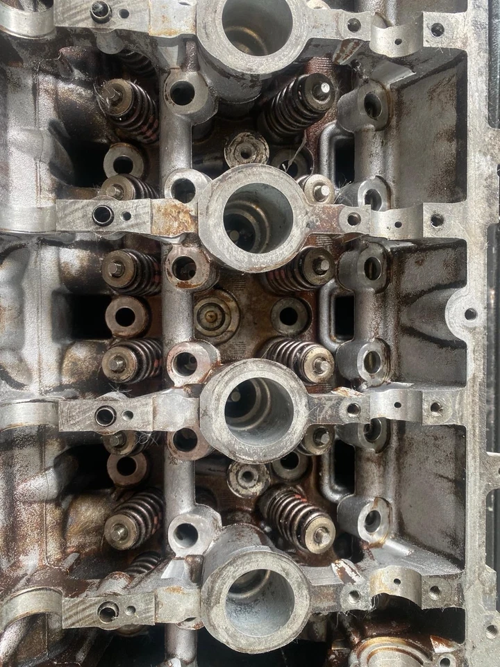 BMW MINI COOPER 1.6 N18B16A CYLINDER HEAD V758067980 2010 - Image 2 of 4