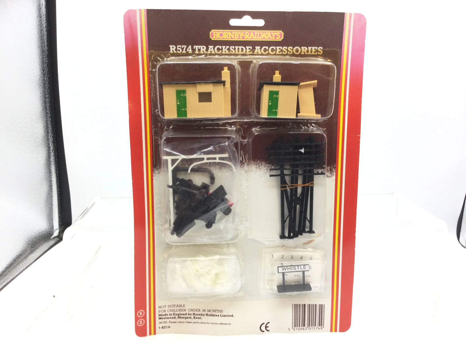 Hornby R574 OO Gauge Lineside Accessories Huts/Telegraph Poles/Signs