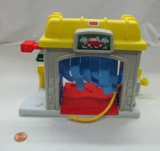 New! Fisher Price Little People Car Wash Gas Pump Auto Garage Town Building