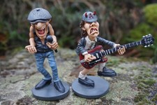 841.001 2 FIGURINE CARICATURE BRIAN JOHNSON ANGUS YOUNG  ACDC  WARREN STRATFORD