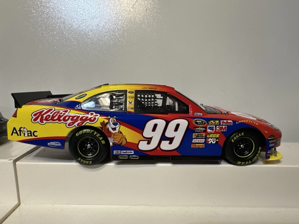 2010 Carl Edwards #99 Cheez It & 2006 #6 Mark Martin Scotts Ford 1/24 diecast - Image 4 of 4