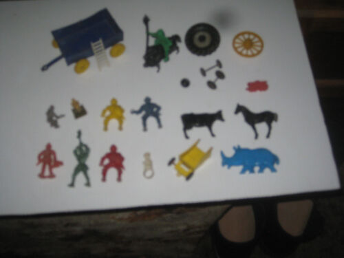 1960's PLASTIC TOY FIGURE Lot KNIGHTS HORSE WAGON SILHOUETTES + MISC PIECES - Picture 1 of 2