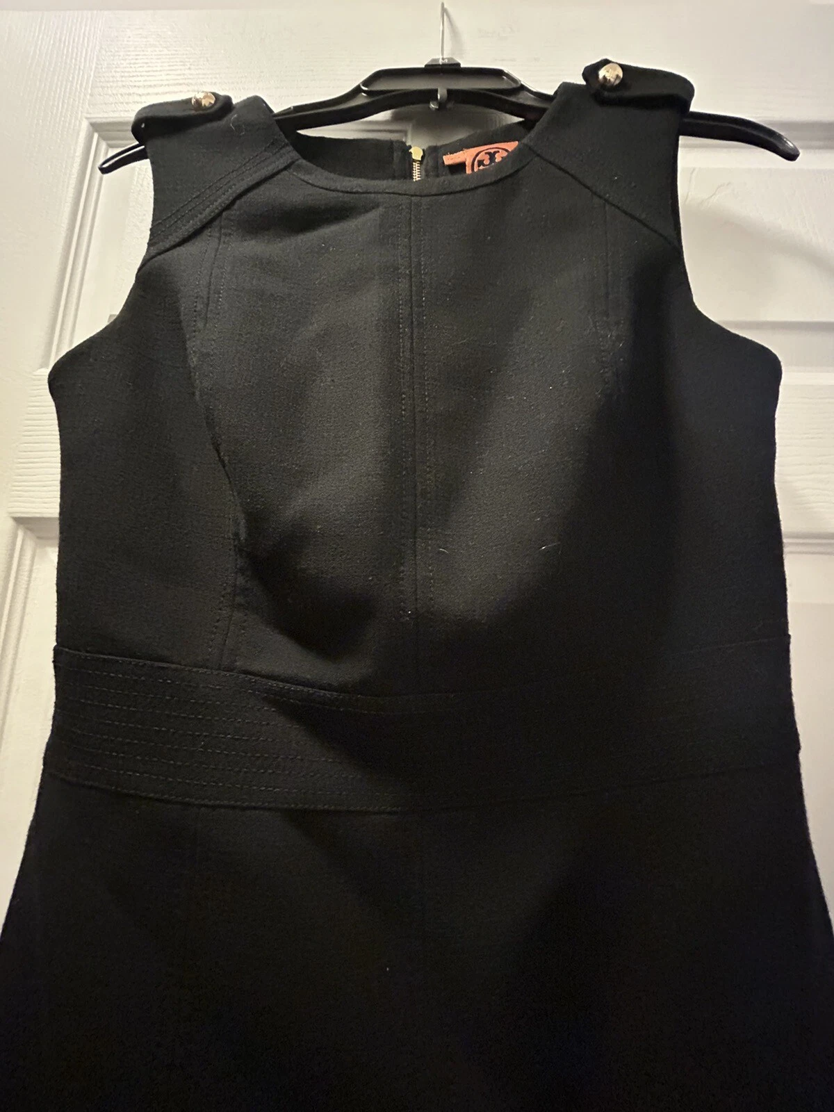 Abito da donna senza maniche oro Tory Burch taglia 4 bottoni con logo