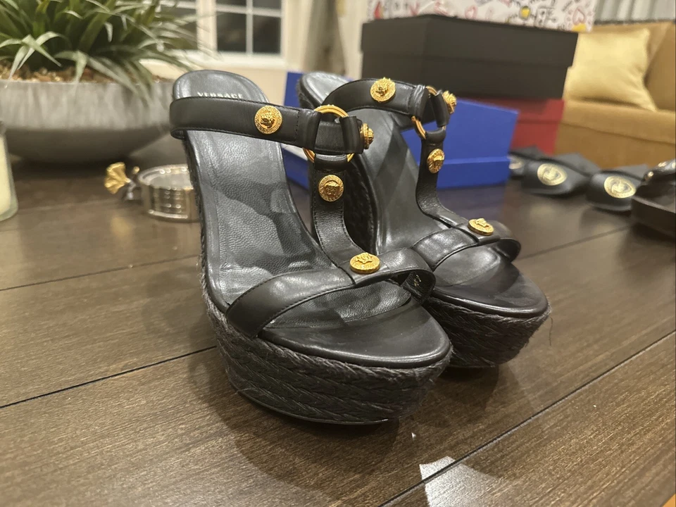 范思哲 Medusa 金色铆钉黑色皮革厚底楔形凉鞋 41 — 第 4/4 张图片