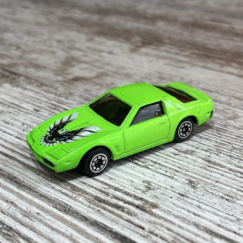 Pontiac Firebird SE 1982-84 Turbo verde vintage con Bird escala 1/64 coche fundido a presión Foto 2 de 4