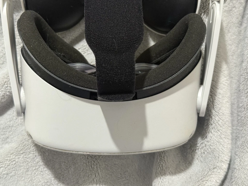 Meta Quest 2 VR Headset 128GB w/ Controllers - Excellent Condition - Image 2 of 4