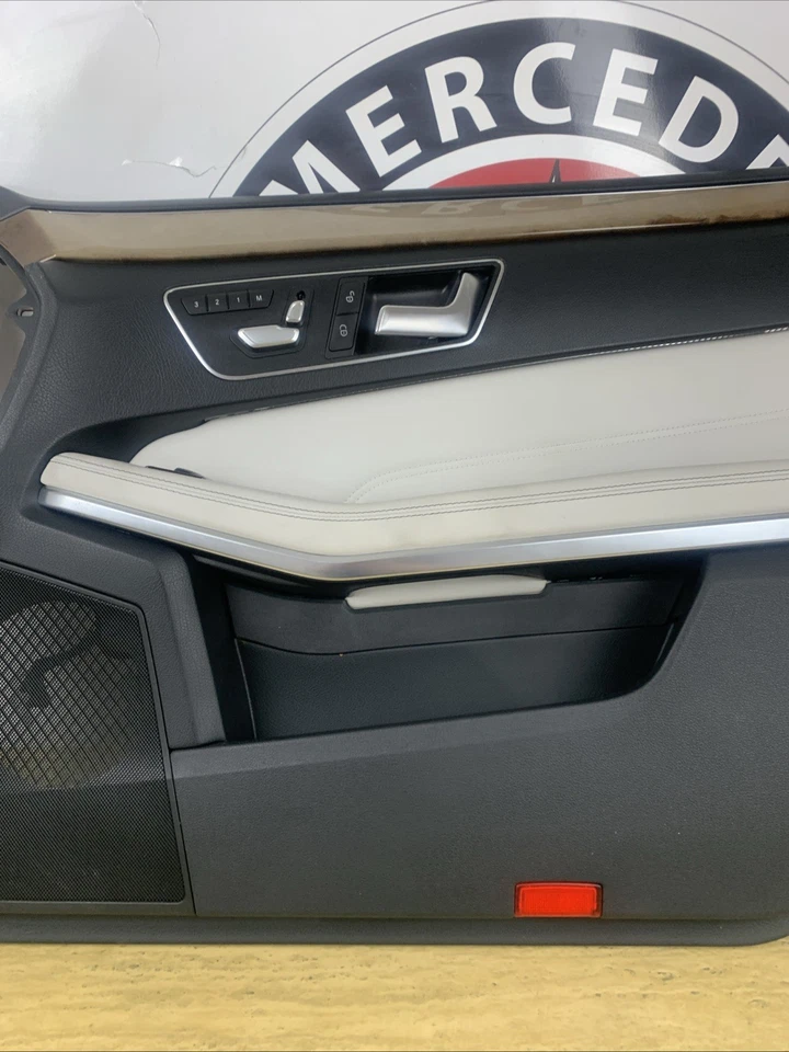 Mercedes Benz E350 2010-2016 pasajero derecho interior panel de puerta OEM. Foto 3 de 4