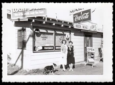 7-UP & COCA-COLA SIGN & BEER NEON SIGN GROCERY STORE WOMEN ~ 1950s PHOTO