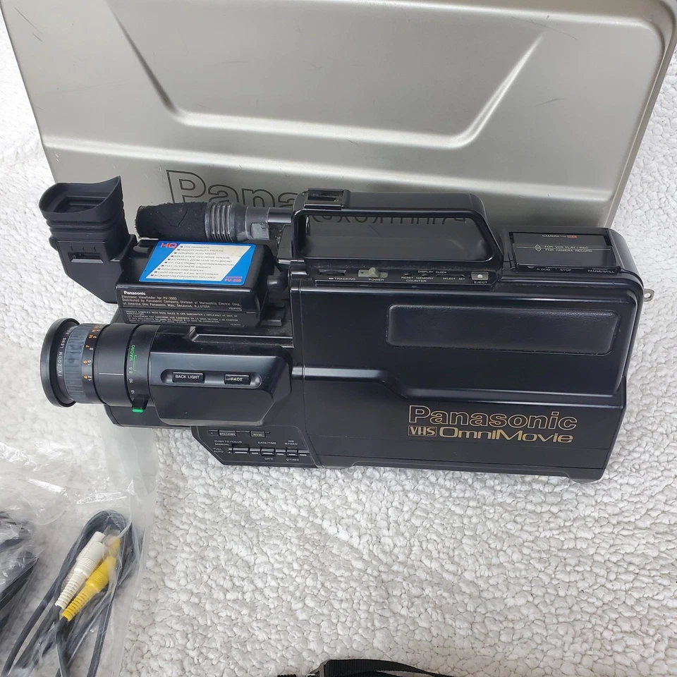 UNTESTED Vintage Panasonic VHS OmniMovie Camcorder PV-300D In Case W Extras - Image 2 of 4