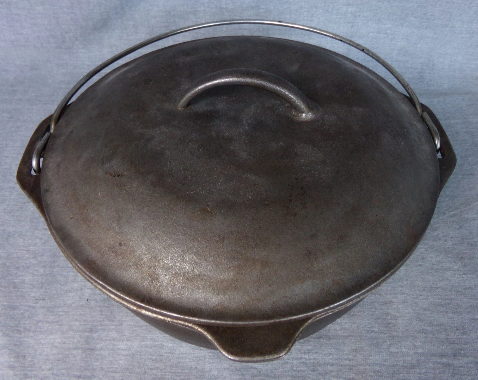 Vintage Lodge USA D3 8DO Cast Iron Dutch Oven with 10-1/4 8 Self-Basting Lid