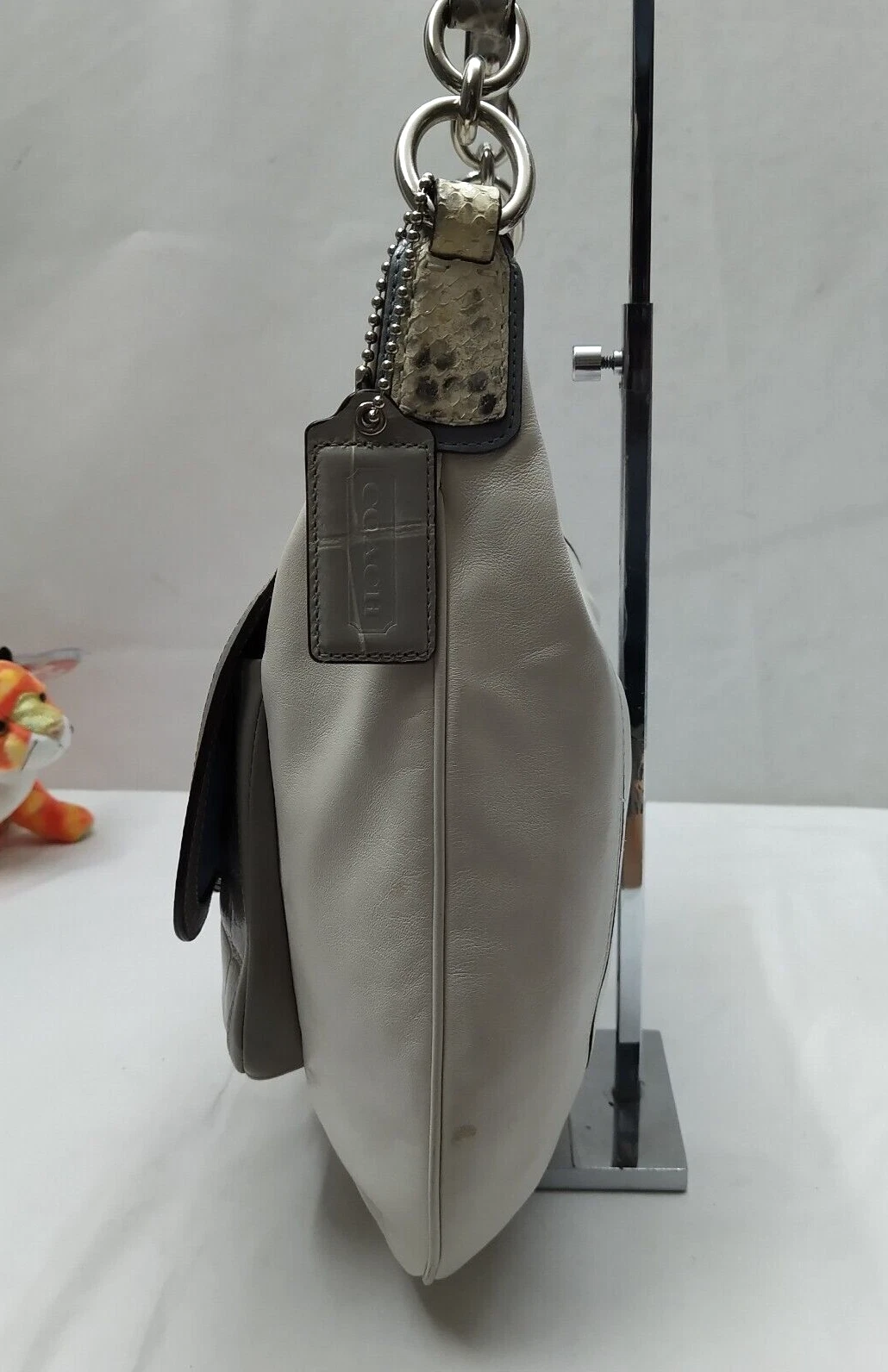 Borsa a tracolla Coach Kristin bianca grigia in pelle con dettagli in pelle di serpente chiusura con cerniera