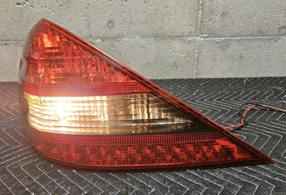 Luz trasera izquierda genuina (lado del conductor) Mercedes-Benz SL550 SL63 AMG R230 2003-12 Foto 4 de 4