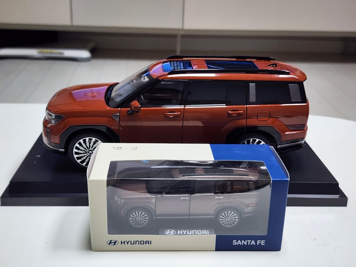 1:18 Hyundai Santafe SUV Orange Dealer Edition (+1:38