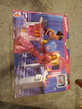 BARBIE COSMETIC COUNTER - 1998 - 67723-93 (NO DOLLS INCLUDED) NEW IN BOX 