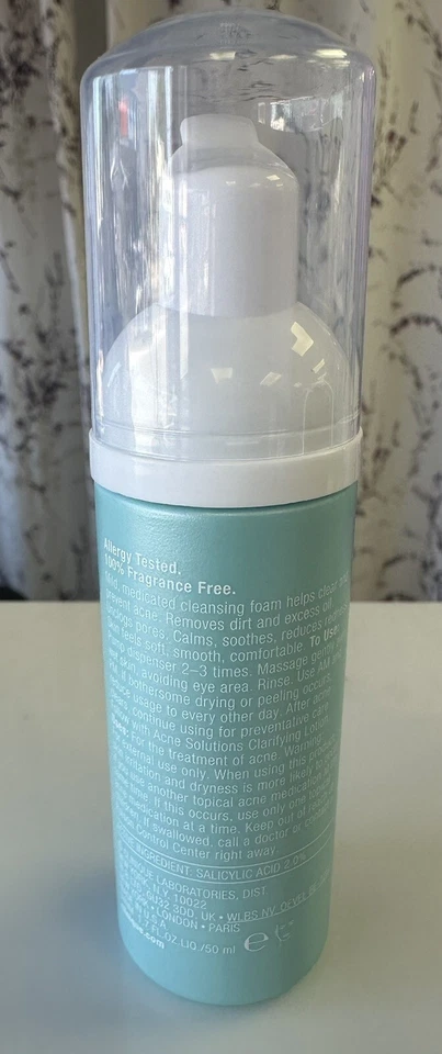 Limpiador de espuma limpiadora Clinique soluciones para el acné paso 1 Foto 2 de 4