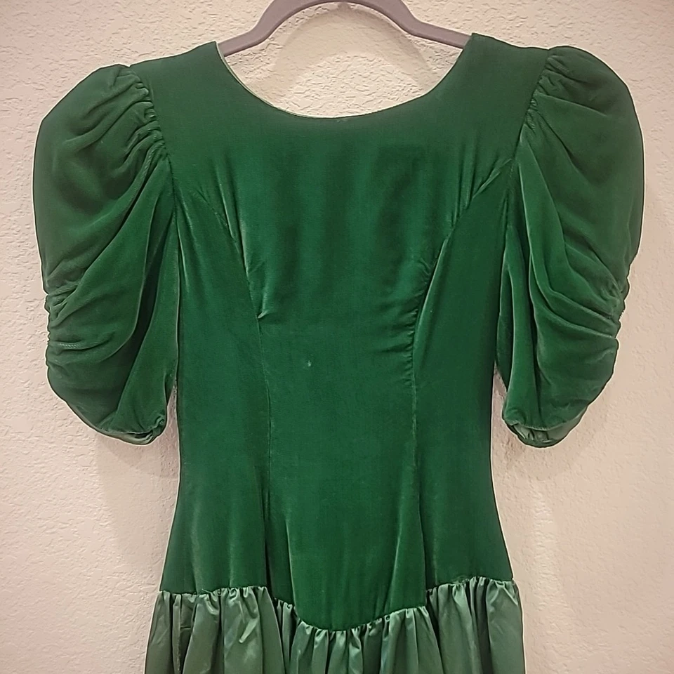 Vestido drapeado espalda hombros abullonados satinado terciopelo verde vintage años 80 Foto 4 de 4