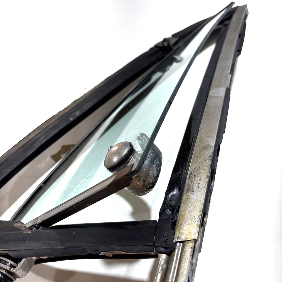 1982-1991 Chevrolet C/K вентиляционное стекло (LH со стороны водителя) крыло окно (C10-K30) - Изображение 4 из 4