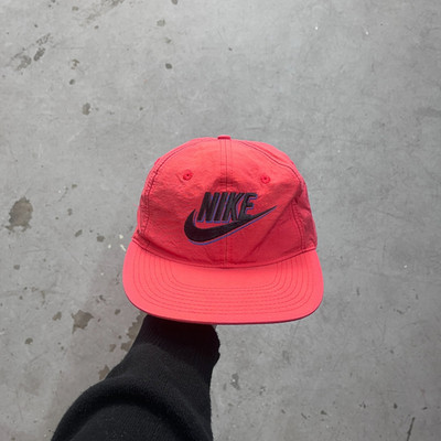 VINTAGE 1990s NIKE LIGHT RED NYLON CAP / HAT