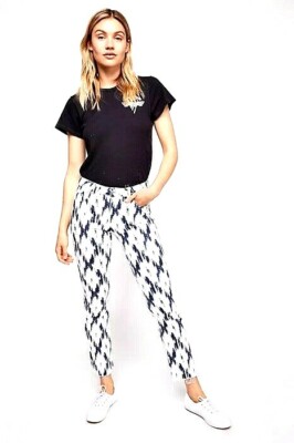 FREE PEOPLE JEANS INDIGO SKIES CROPPED FLARE JEANS WHITE WITH BLUE PRINT 30 NWT