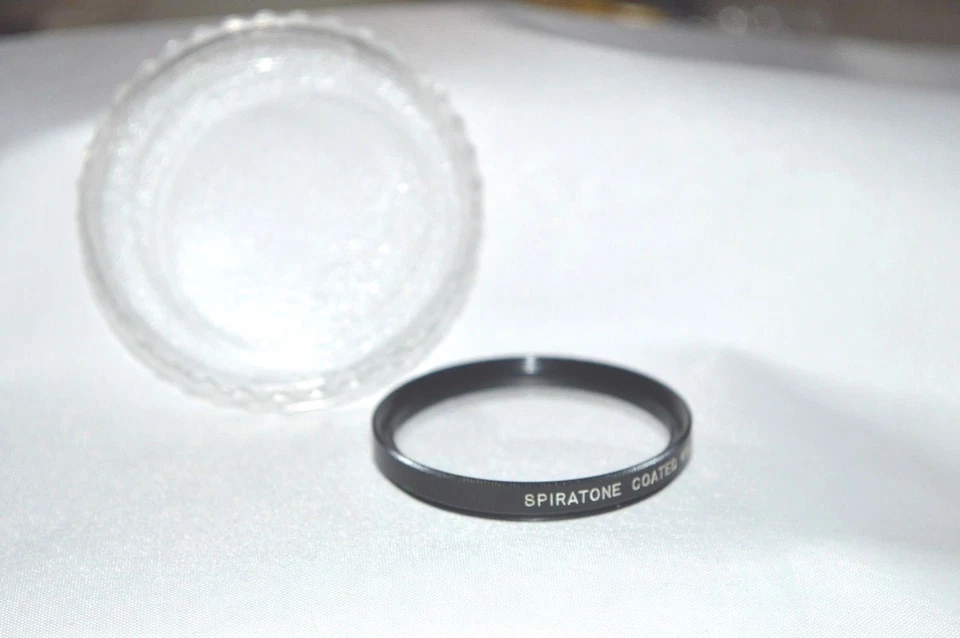 Spiratone 49 mm Close-Up +2 Screw-In Lens with Case Made in Japan (T-22) - Image 2 of 3