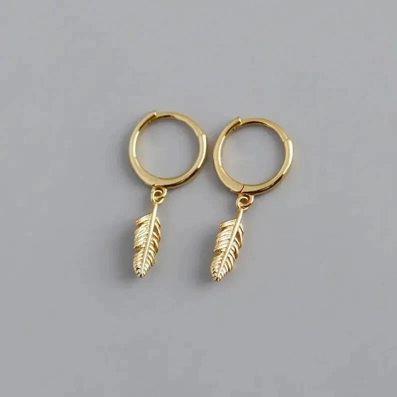 Aro colgante de plumas enchapado en oro de 18k, delicados pendientes para mujer y niña  Foto 4 de 4