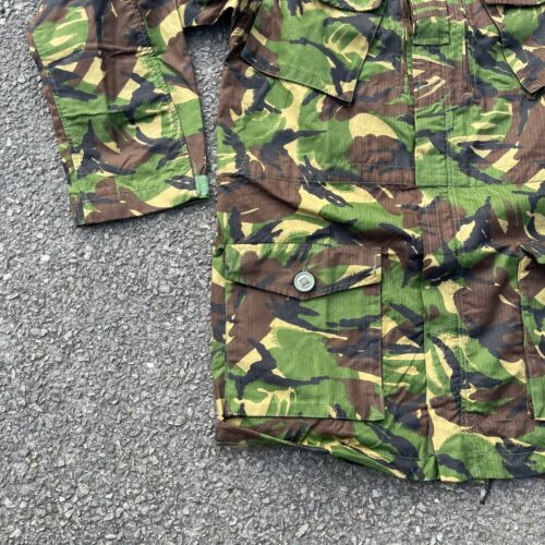 UK EJÉRCITO BRITÁNICO EMISIÓN EXCEDENTE BOSQUE DPM CAMUFLAJE RIP-STOP CAMPO BATA SIN CAPUCHA - Imagen 2 de 12