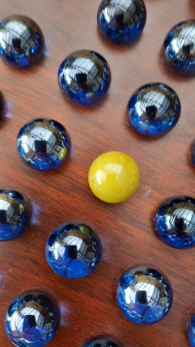 9 Inch (23 Cm ) Solitaire Board In Dark Wood With Blue Cobalt Lustre Marbles - Foto 5 di 7
