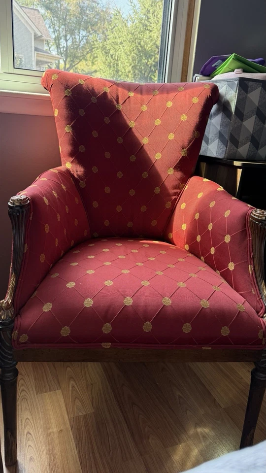 🪑 Par de elegantes sillas vintage rojas y doradas - Casa Stradivari, Brooklyn NY Foto 4 de 4