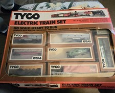 Vintage Tyco Electric Train Set With 11 Cars And Track Pieces From 1977 no box