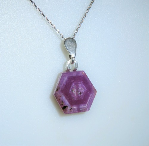 Fascinating natural Untreated Raw Ruby 7ct. hexagonal slice silver pendant 🛑 - Picture 4 of 12