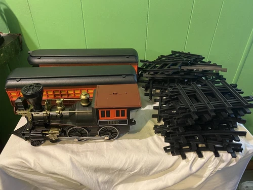 Lionel Pennsylvania Keystone Locomotive General with 32 Pieces Of Track & 2 Cars