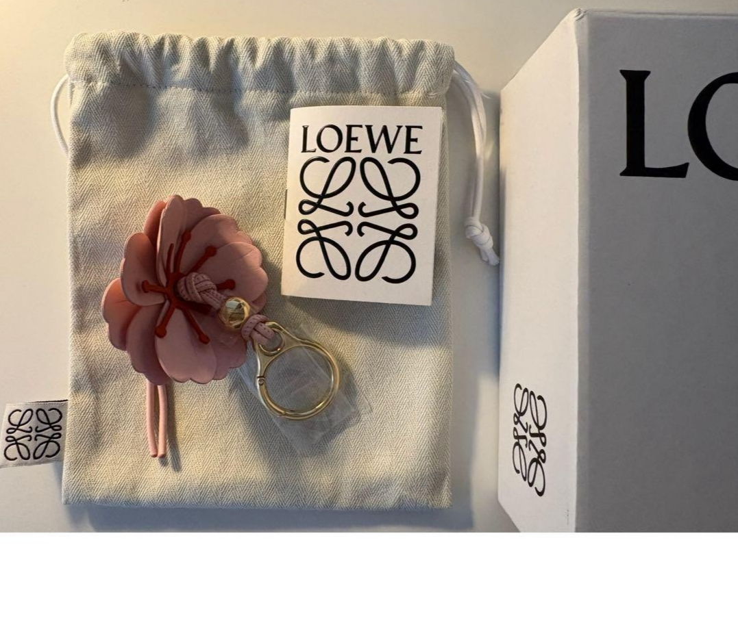 【新品未使用・日本限定】LOEWE ロエベ　さくら チャーム s-l1200.png