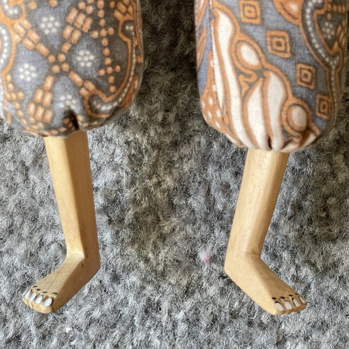 Bambola Bali Indonesia Boneka in legno dipinto a mano con scatola batik abbinata vintage - Foto 7 di 11