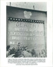1985 Press Photo Death Penalty For Drug Trafficking Sign Pudu Prison Malaysia