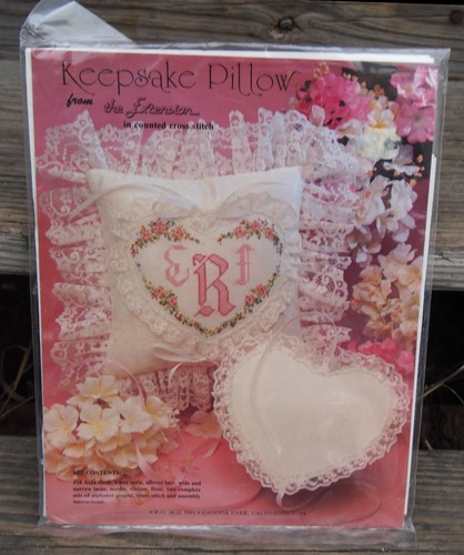 KIT cuscino ricordo punto croce nuovo con scatola da estensione a forma di cuore San Valentino USA - Foto 1 di 7