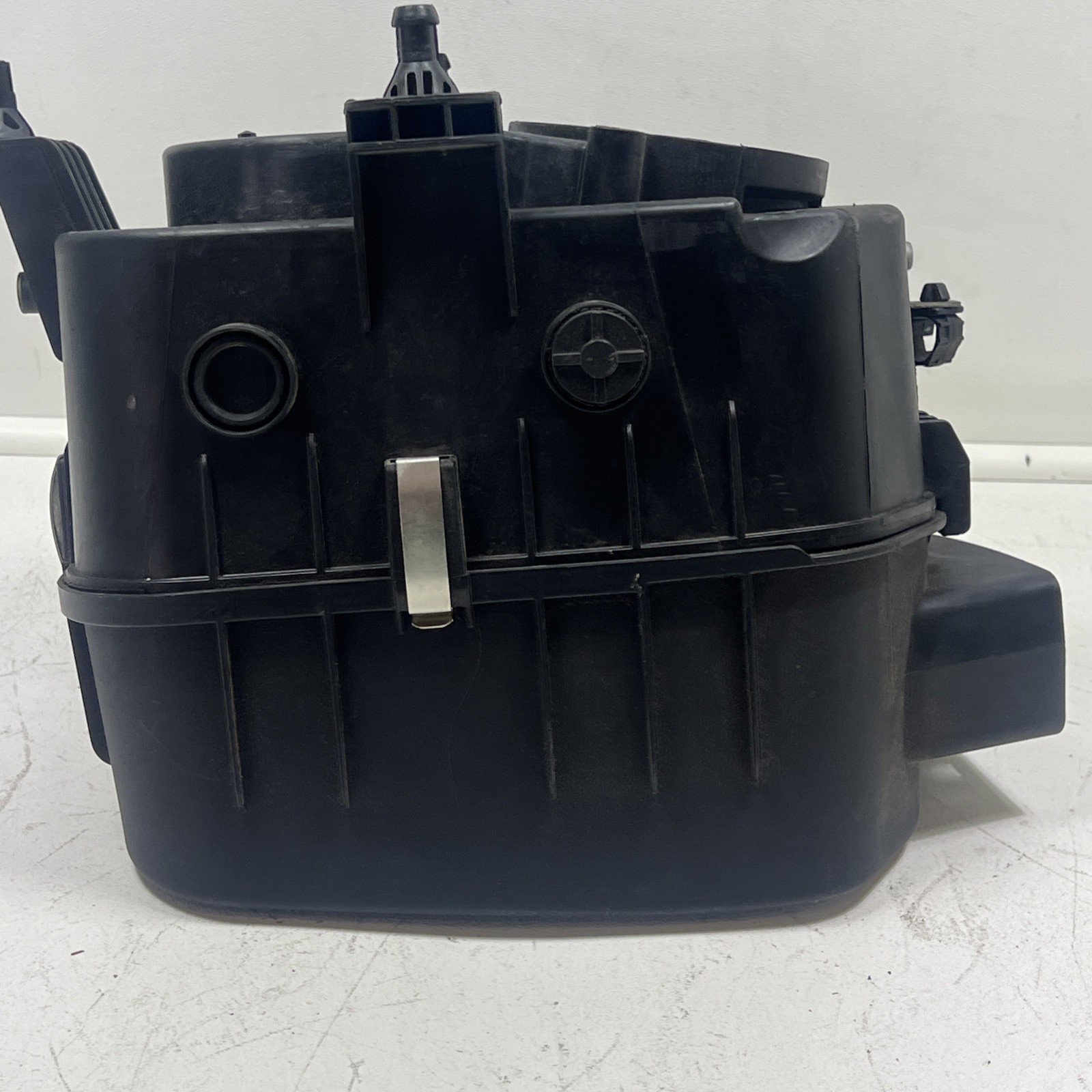 2017-2021 Maserati Levante 3.0L Pass Right Air Cleaner Filter Housing 670101256