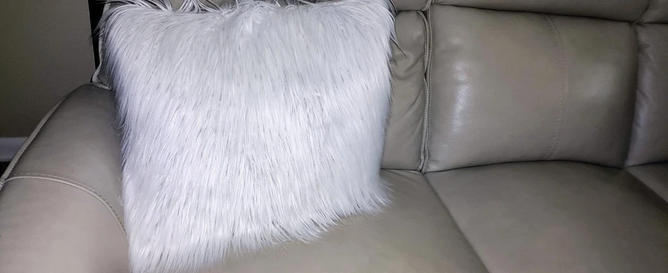 Almohada decorativa mullida de piel sintética marfil 18x18 Foto 2 de 2