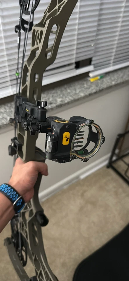 Matthews VXR Compound Bow with Case and Essentials - Image 4 of 4