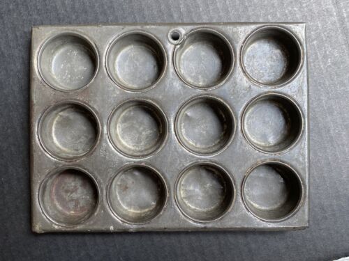 Mini muffin antique en acier étain ou moule 12 muffins 1&3/4 po par 3/4 de taille - Photo 1 sur 5