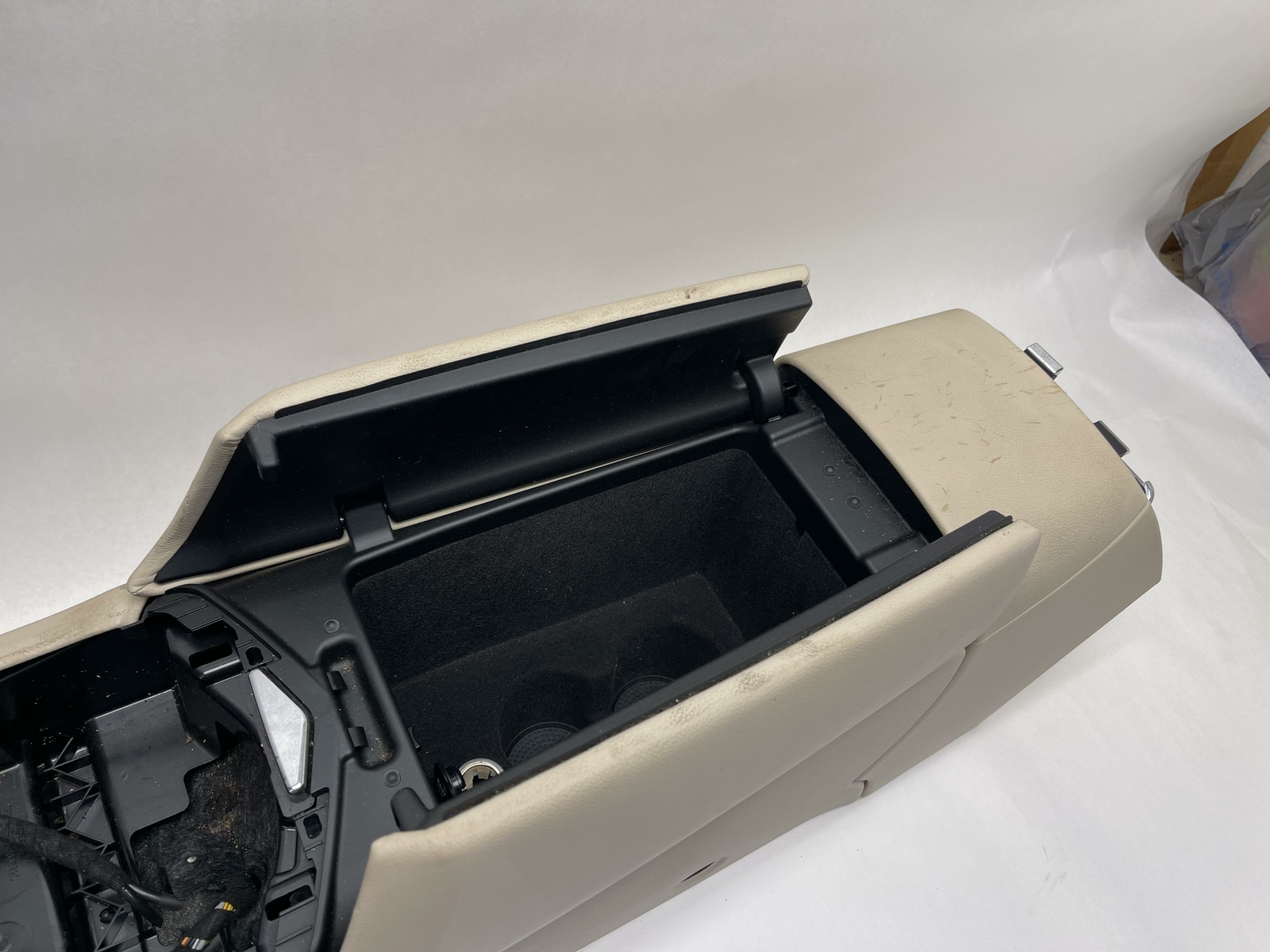 2013-2016 MASERATI QUATTROPORTE FRONT CENTER CONSOLE COMPARTMENT W/ ARMREST OEM