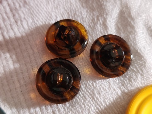 Trio petits boutons anciens en verre façon écaille marron 1,3 cm G18D - Picture 4 of 4