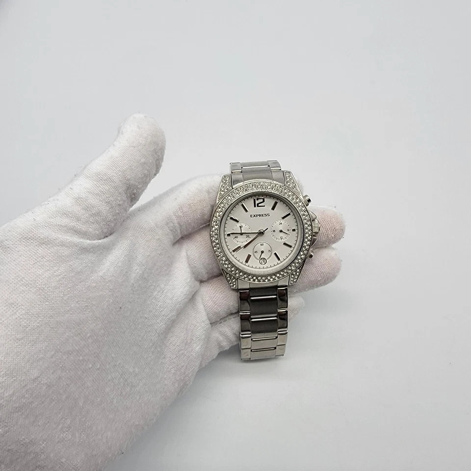 Reloj Express Mujer 39mm Esfera Blanca Fecha Estrás Tono Plateado Banda 6.8", Funciona Foto 2 de 4